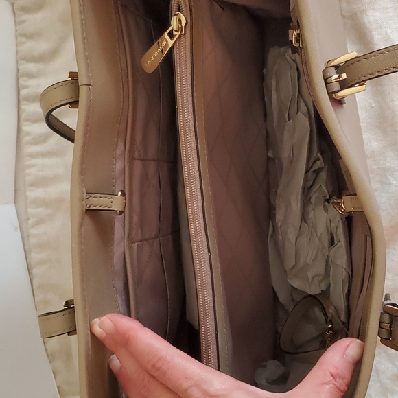 🤩New authentic Mikael kors jer set travel handbag - Picture 10 of 17